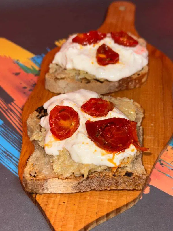 Crema di carciofi, stracciata di bufala e pomodorini confit