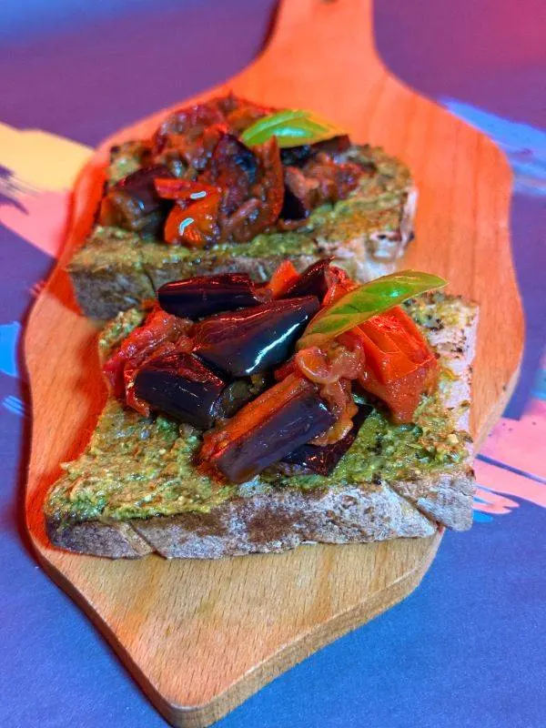 Melanzane a funghetto e pesto di basilico
