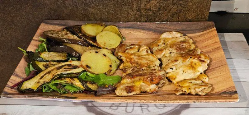 Bistecca di Pollo 250 Gr. con Mix di Verdure Grigliate