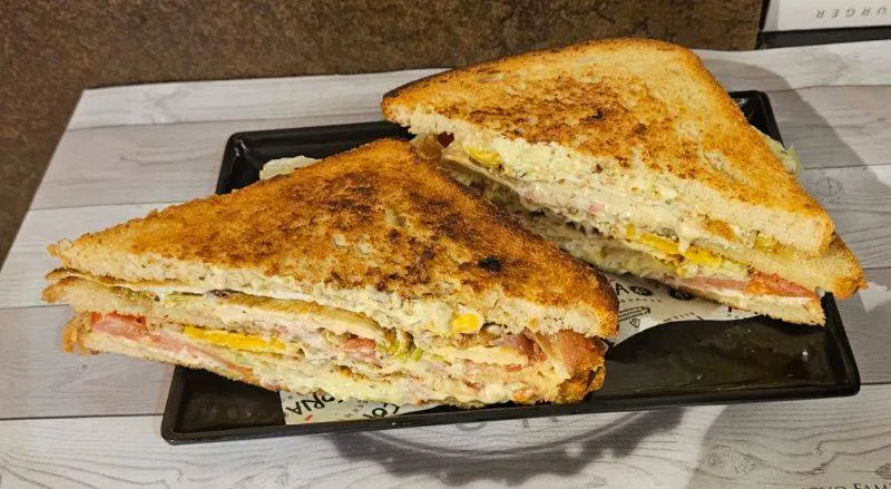 Club Sandwich con Pollo, Bacon, Insalata, Pomodori, Uova e Salsa Tartare
