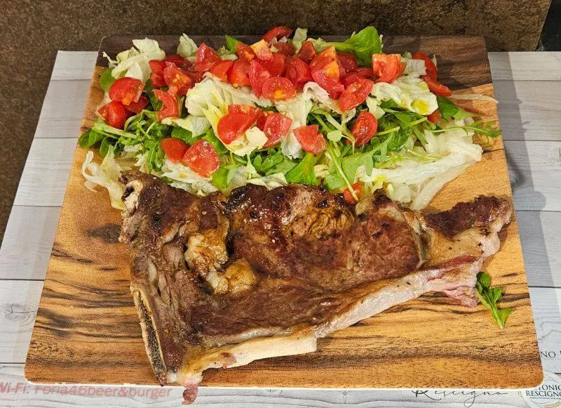 Costata di Marchigiana 500 Gr. con Insalata Mista e Pomodorini