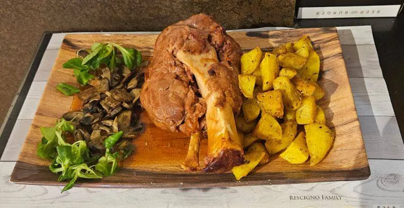 Stinco di Maiale con Patate al Forno e Funghi