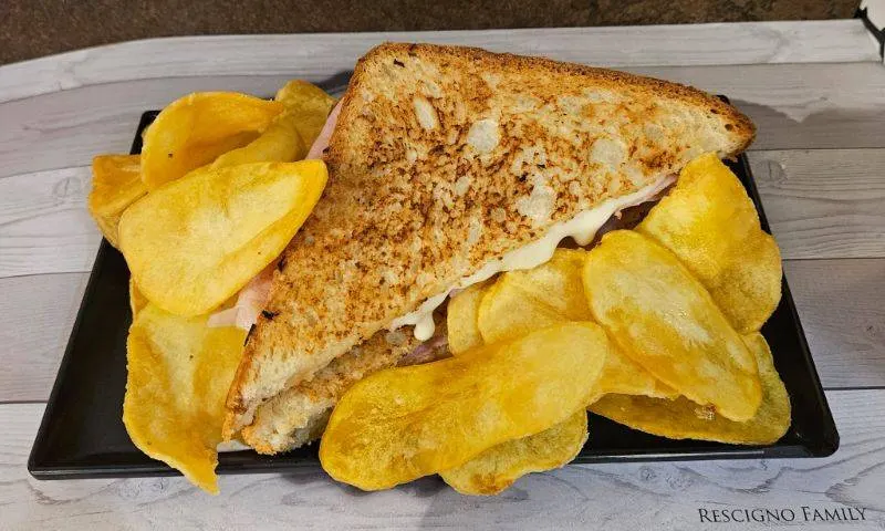 Toast Maxi con Prosciutto Cotto, Formaggio e Patatine Chips