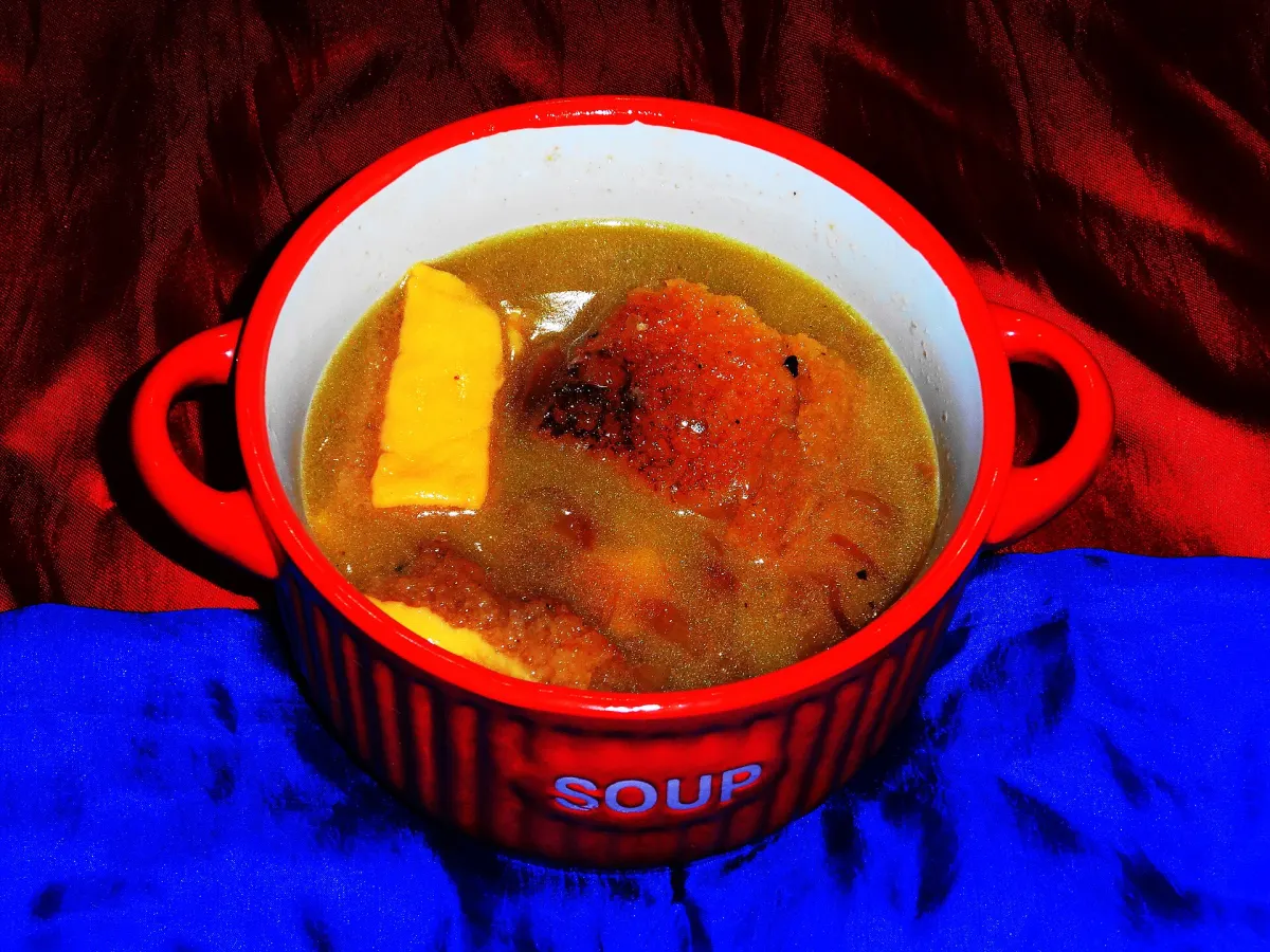 Soupe a l'oignon gratinee